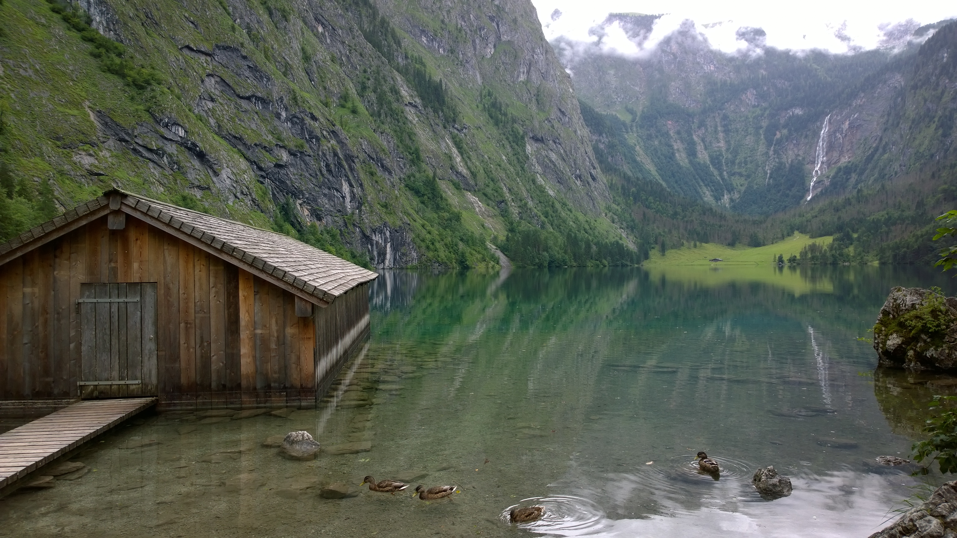 Hütte in den Bergen am See